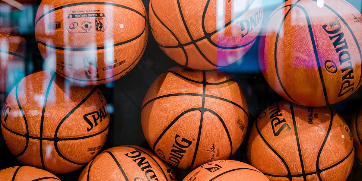 英超联赛足球比赛现场观众与高清直播大屏幕画面